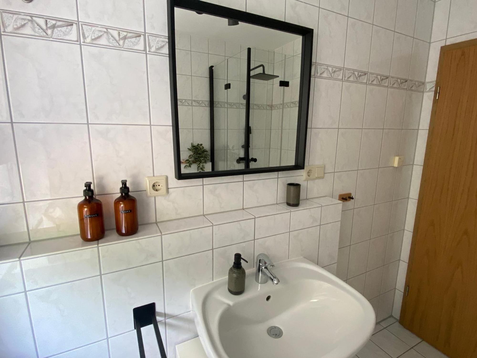 Moderne Wohnung Mit Terrasse & Parkplatz; Naehe Bwzk & Amazon Coblenza Esterno foto